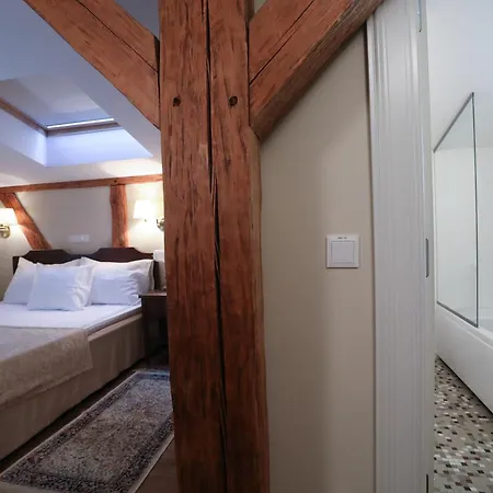 Отель Manor 3*
