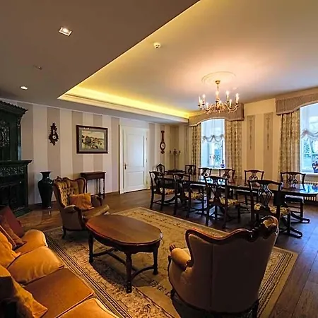 Manor Hotel